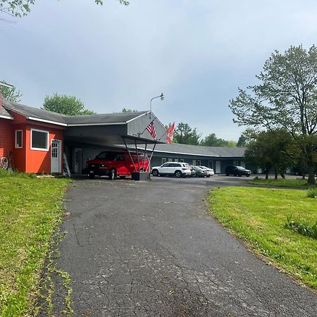 Nest Inn Уотертаун Экстерьер фото
